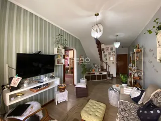 Sala de estar ampla com piso de madeira e decoração moderna.