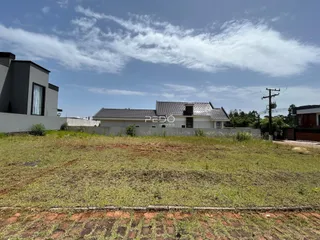 Vista externa de uma residência com terreno gramado em Lajeado, Brasil.