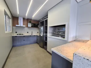 Cozinha moderna com armários e bancadas em Lajeado.