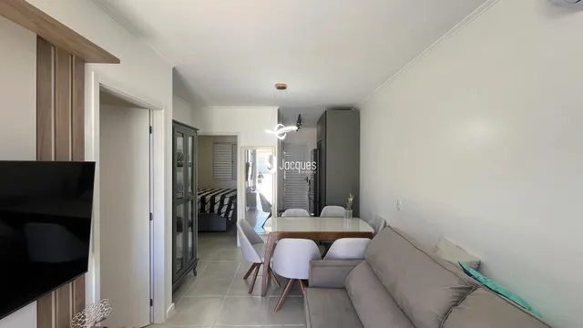 Vista interna de uma sala de estar com mesa de jantar em um imóvel no Brasil.