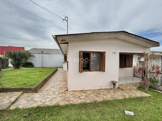 Fachada de uma casa em Lajeado, Brasil, com jardim gramado e calçada.