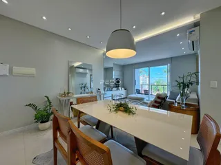 Sala de jantar com vista para o exterior em um imóvel em Lajeado.