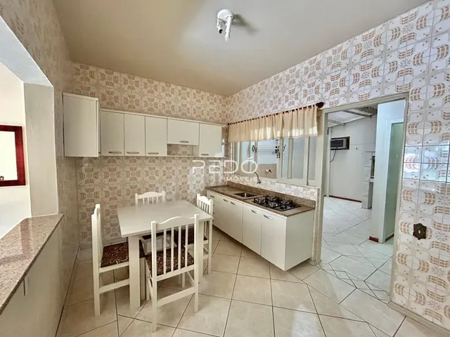 Foto de uma sala de jantar com armários brancos e piso de cerâmica.