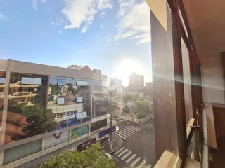 Vista da rua e edifícios de Lajeado através de uma janela.
