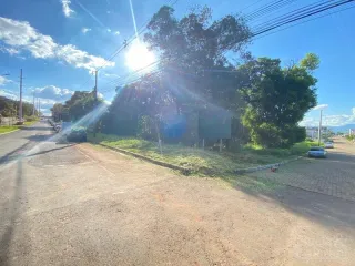 Vista externa de uma propriedade com vegetação e estrada em Lajeado, Brasil.