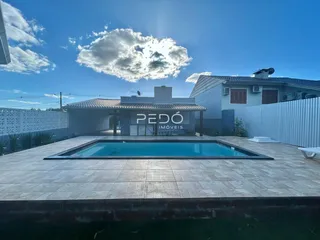 Fachada de uma residência com piscina em Lajeado.