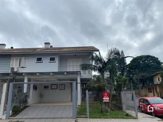 Fachada de uma casa em Lajeado, Brasil, com portão de metal.