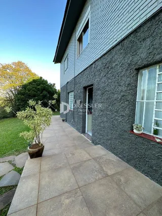 Fachada externa de uma residência em Lajeado, Brasil, com calçada de piso.