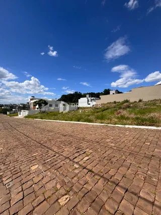 Vista da rua pavimentada em Lajeado, Brasil.