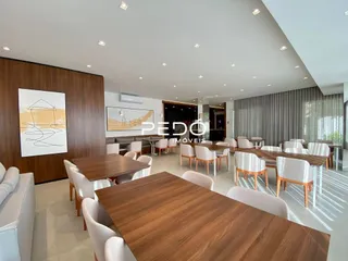 Ambiente interno com painéis de madeira e mesa de jantar em um imóvel.