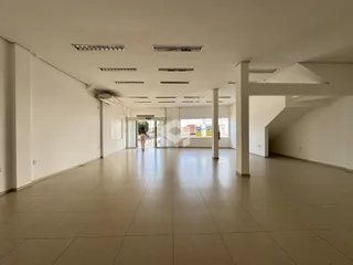 Vista ampla de um espaço interno com piso de cerâmica.