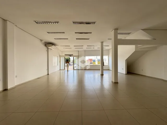 Vista ampla de um espaço interno com piso de cerâmica.