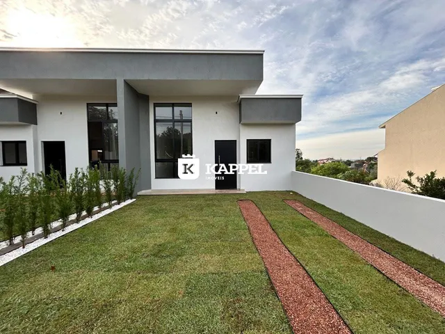 A fachada moderna de uma casa em Lajeado, Brasil, com jardim frontal.