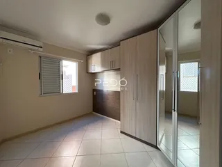 Ambiente interno com piso de cerâmica e armários em um imóvel.