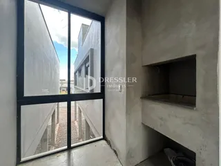 Vista de uma parede interna com janela grande em um imóvel em Lajeado.