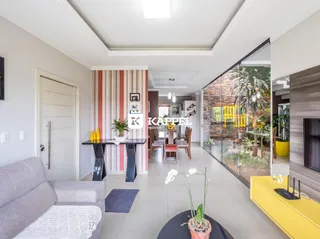 Sala de estar com porta de vidro que dá acesso a uma área externa.