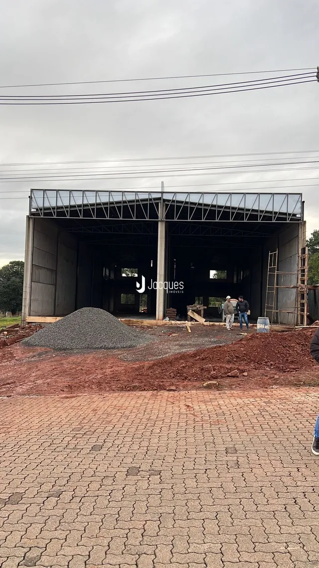 Foto da área externa de uma construção em Lajeado com terra e brita.