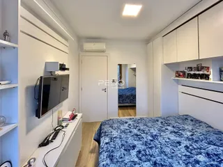 Quarto com cama e armários brancos em um imóvel no Brasil.