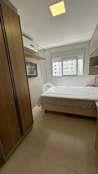 Quarto com armário e cama em um apartamento.