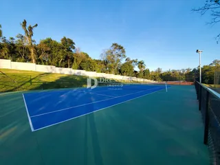 Vista de uma quadra esportiva externa em uma propriedade.