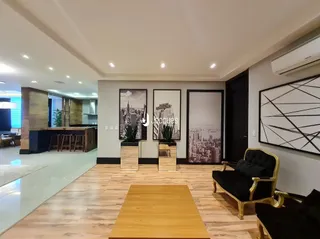 Sala de estar com piso de madeira clara e decoração moderna.
