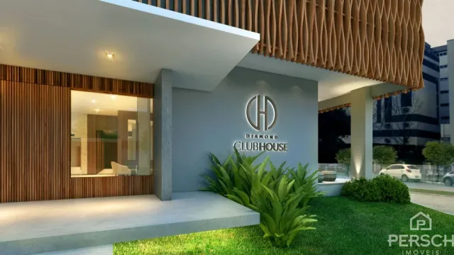 Fachada moderna de uma residência com revestimento de madeira e área externa em Lajeado.