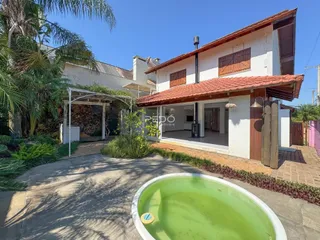 Fachada de uma casa em Lajeado, Brasil, com área externa e piscina.