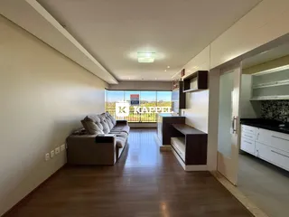 Sala de estar com sofá e vista para o exterior.