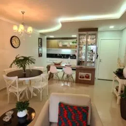 Foto de uma sala de estar com iluminação embutida no teto.