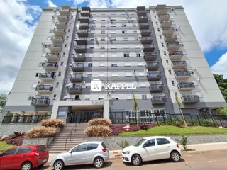 Fachada de um prédio residencial moderno em Lajeado, Brasil, com vários terraços e paisagismo.