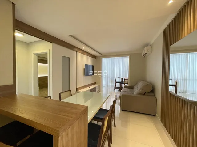 Ambiente interno moderno com sala de estar e jantar em Lajeado.