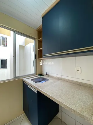 Vista da bancada e pia de uma cozinha em Lajeado, Brasil.