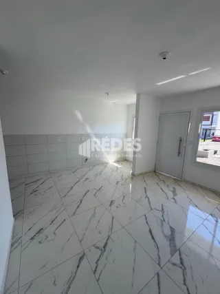 Ambiente interno com piso de mármore claro.