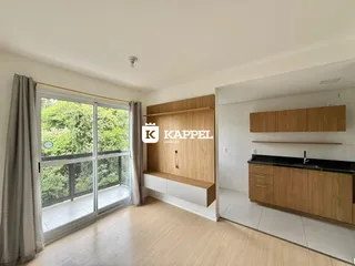 Sala de estar com porta de vidro que oferece vista para o jardim.