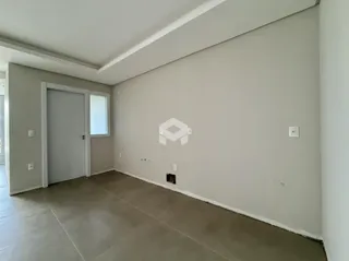 Vista interna de um cômodo com paredes claras e piso de cerâmica.