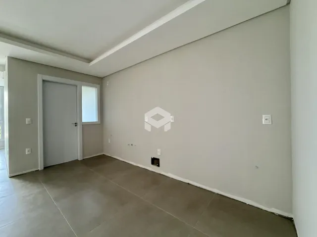 Vista interna de um cômodo com paredes claras e piso de cerâmica.