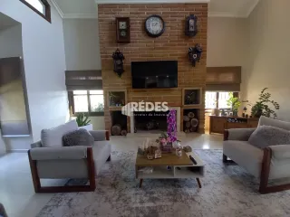 Sala de estar com parede de tijolos aparentes e lareira.
