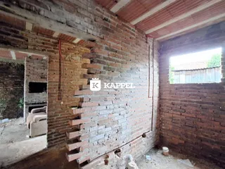 Parede de tijolos aparentes em uma área interna de construção.