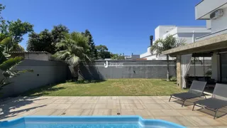 Vista externa de um jardim com área de lazer e piscina em Lajeado, Brasil.