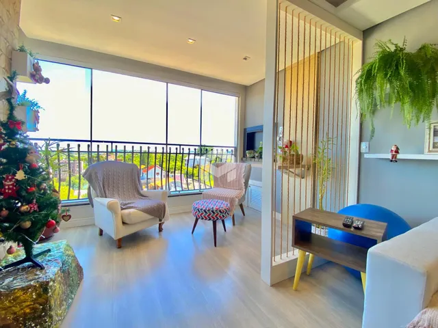 Sala de estar com vista para o exterior e varanda.