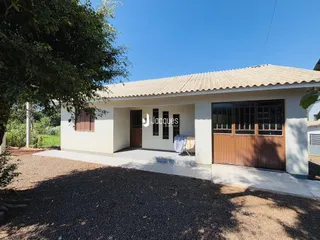 Fachada de uma casa em Lajeado, Brasil, com jardim na frente.