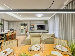 Sala de estar e jantar com decoração moderna em um imóvel no Brasil.