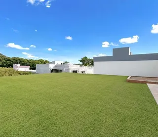Um gramado verde se estende pela frente da propriedade.