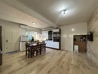 Interior de uma sala de jantar com cozinha em um imóvel no Brasil.