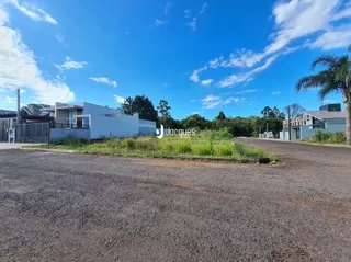 Vista externa de uma residência em Lajeado, Brasil, com área de estacionamento em primeiro plano.