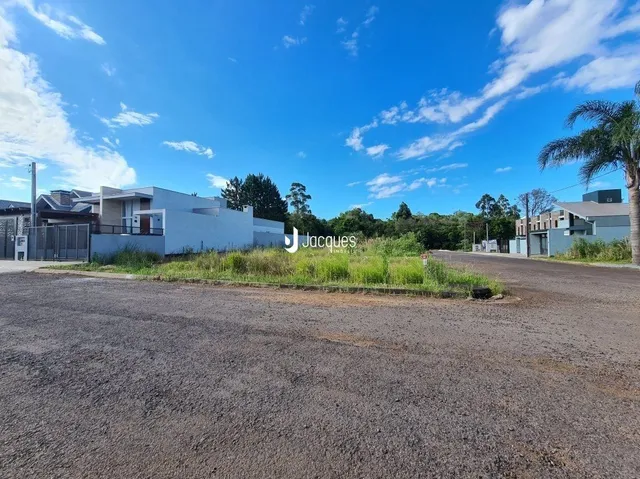 Vista externa de uma residência em Lajeado, Brasil, com área de estacionamento em primeiro plano.
