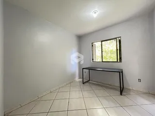 Vista de um corredor com piso de cerâmica e janela.