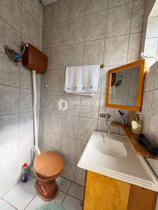 Foto do interior de um banheiro com revestimento de azulejo.