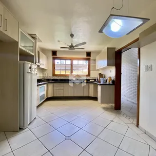 Vista da cozinha e área de jantar de um imóvel em Lajeado, Brasil.