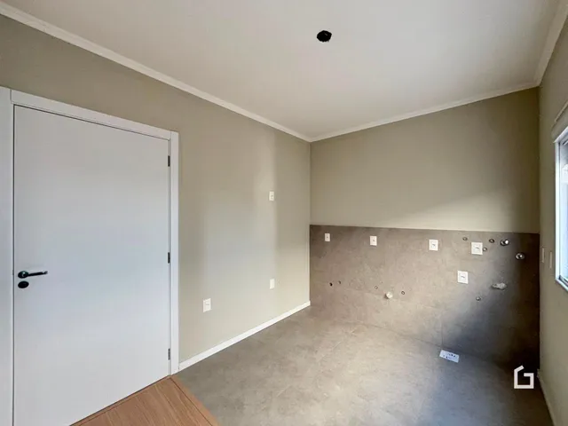 Corredor interno com porta branca e parede texturizada.